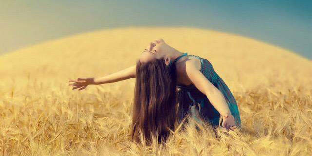 Песня лови лето. Фотосессия в поле. Женщина в пшеничном поле.
